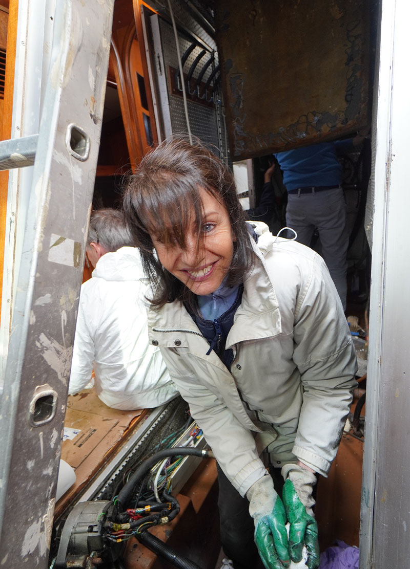 Isabelle Frantz au nettoyage des fonds d avant passage gelcoatu local moteur