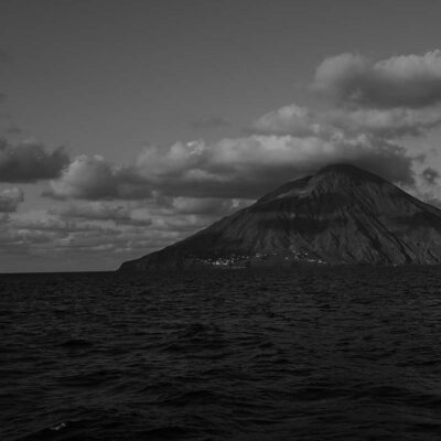 OGR 2023 Ocean Globe Race Swan FUTURO Qualification de l'équipage en Méditerranée Iles Eolienne le Stromboli Volcan
