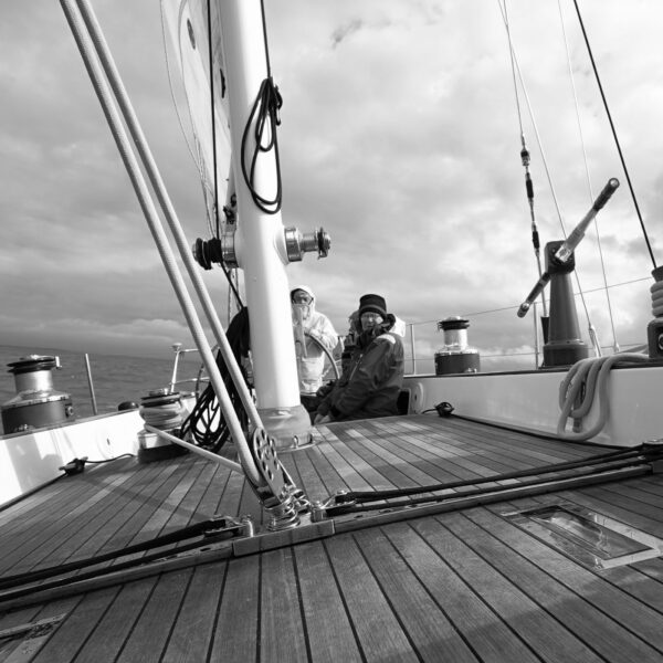 Préparation d'Evrika Swan 65 à Hamble point Marina pour le convoyage avec une partie des équipiers de l'Ocean Globe Race